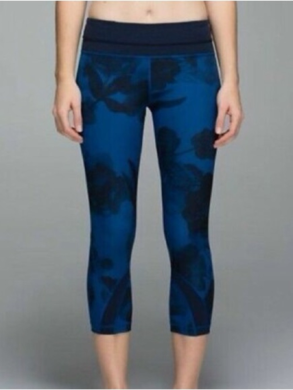 Lululemon Run Inspire Crop II/Jumbo Inky Floral Black Inkwell Size 2